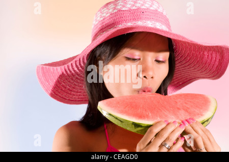 Modello asiatico in studio di impostazione. Foto Stock