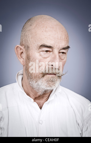 Un uomo vecchio con una barba grigia Foto Stock