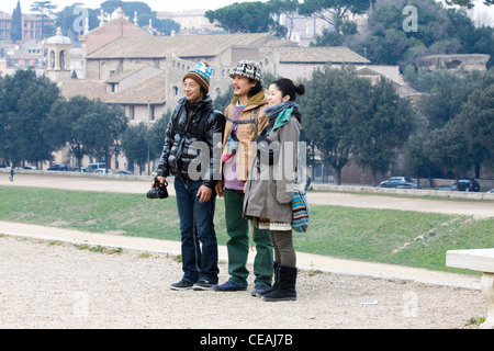 I turisti cinesi avente una foto scattata a Roma Italia Italy Foto Stock