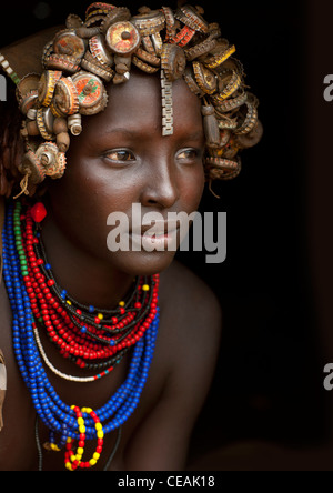 Ritratto di un giovane Dassanech carino donna che indossa i tappi di bottiglia copricapi e collane di perle Valle dell'Omo Etiopia Foto Stock