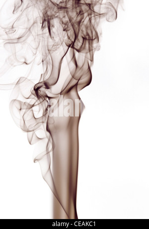 Immagine astratta che mostra un po' di fumo in sfondo bianco Foto Stock