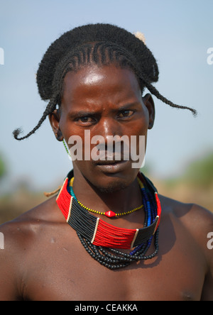 Hamer Uomo con capelli intrecciati look forte e collana di perle ritratto Etiopia Foto Stock