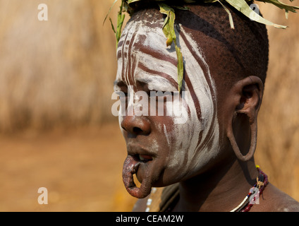 Mursi donna con fori esteso nel labbro e orecchio ritratto Etiopia Foto Stock