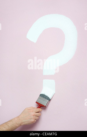 Persona dipinge un punto interrogativo Foto Stock