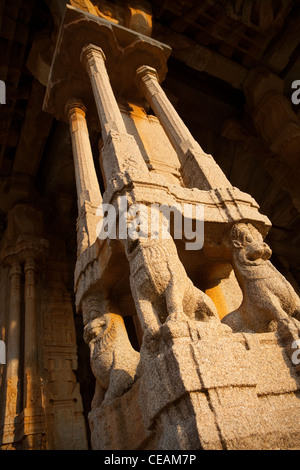 Colonne in pietra del Tempio Vittala (XVI secolo) Sito Patrimonio Mondiale dell'UNESCO, Hampi, India, Asia Foto Stock