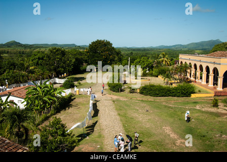 Cuba la valle de los Ingenios cotone merci per la vendita nel mercato locale e la vista generale della valle e la Manaca Iznaga house Foto Stock