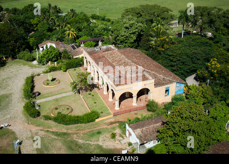 Vista dalla Torre Iznaga sulla storica casa coloniale di Manaca Iznaga ( ora un ristorante ) , la Valle de los Ingenios, Cuba. Foto Stock