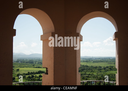 Vista dalla Torre Iznaga sullo storico coloniale piantagione di zucchero a Manaca-Iznaga e la Valle de los Ingenios, Cuba. Foto Stock