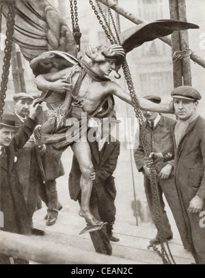 La rimozione della statua di Eros da Piccadilly Circus a Londra, Inghilterra nel 1925 durante la ricostruzione della stazione ferroviaria sotterranea Foto Stock