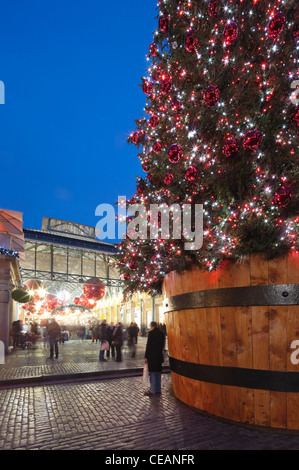 Albero di natale e decorazioni in Covent Garden, Londra, Inghilterra Foto Stock