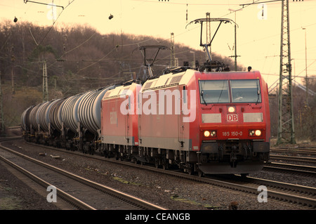 Il treno trasporta le petroliere Colonia Germania Foto Stock