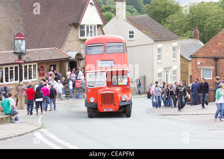 Un vintage bus rosso a due piani Foto Stock