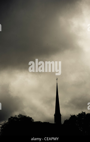 Nuvole temporalesche e silhouette della chiesa Foto Stock