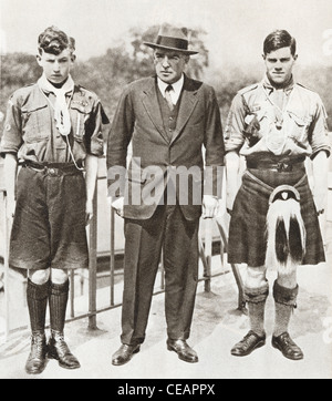 Sir Ernest Henry Shackleton visto qui con due boy scout, Norman Mooney (sinistra) e James William Slessor Marr (destra) Foto Stock