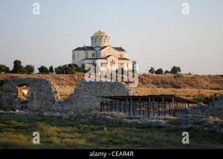 L'Ucraina. Rovine di Chersonesus Taurica. Vi secolo A.C. A sfondo, Neo-Byzantine Chiesa Ortodossa Russa. Sebastopoli. Foto Stock