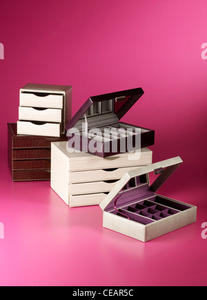Ancora vita colpo di astucci per gioielli su uno sfondo rosa Foto Stock
