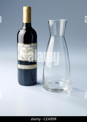 Ancora vita colpo di una bottiglia di vino rosso e un decantatore Foto Stock