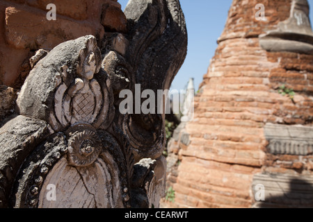 Shwe Inn Thein Paya, Indein, Birmania. Meteo-battuto zedi buddista costruito nel XVII e XVIII secolo danneggiato dal terremoto del 1975. Foto Stock