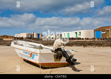 Una piccola imbarcazione a motore sulla riva sabbiosa presso il villaggio di peurtito sull isola di Lobos, Fuerteventura Foto Stock