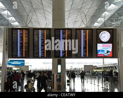 dh Hong Kong Airport CHEK LAP KOK HONG KONG Terminal 1 partenze elettroniche imbarco passeggeri informazioni arrivi Foto Stock