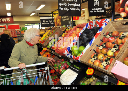 Frutta e verdura in vendita in un supermercato West Yorkshire Foto Stock