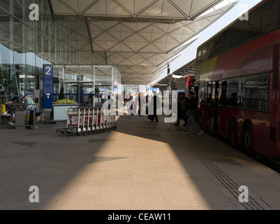 Dh Aeroporto di Hong Kong Chek Lap Kok di Hong Kong Hong Kong International Airport Terminal 1 partenze bus all'ingresso Foto Stock