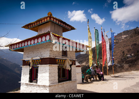 India, Arunachal Pradesh, verniciato bianco chorten buddisti ruote della preghiera e bandiere accanto alla strada di Sela Pass Foto Stock