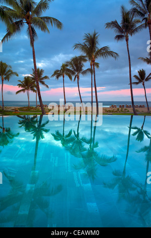 La riflessione in piscina a sfioro di Four Seasons Resort. Hawaii, la Big Island Foto Stock