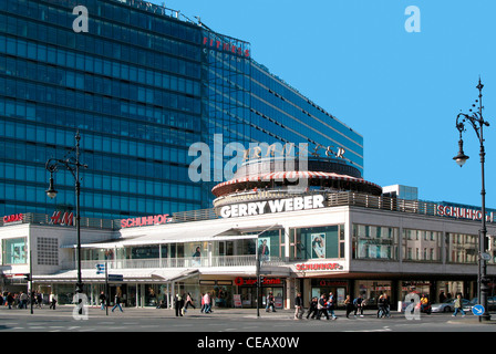 Coffehouse 'Cafe Kranzler' di boulevard Kurfürstendamm di Berlino. Foto Stock