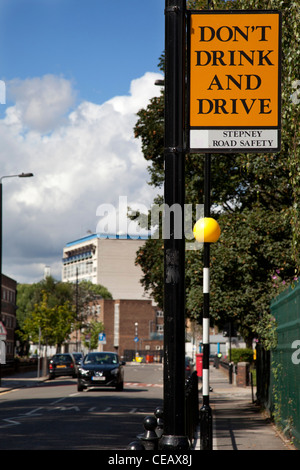 Non bere e guidare il segno a Londra. Informazione del pubblico segno di avvertimento in un'area soggetta a bere e guidare i reati. Foto Stock