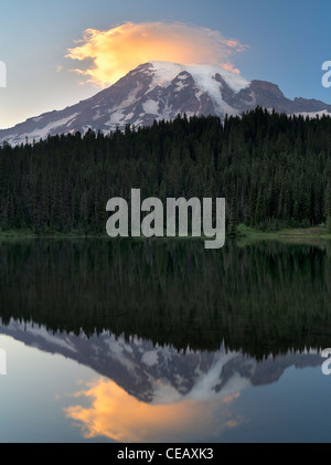 La riflessione sul lago con il tramonto su Mt. Rainier. Mt. Rainier National Park, Washington Foto Stock