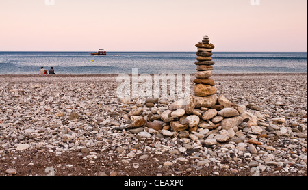 Torre di ciottoli sulla spiaggia di Cirali, Turchia meridionale Foto Stock