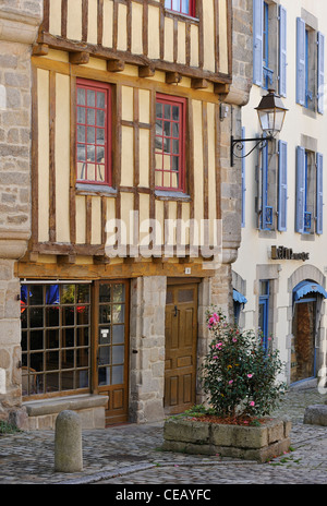 Street con tipiche case a graticcio nel centro storico della città vecchia di Quimper, Finistère Bretagna, Francia Foto Stock