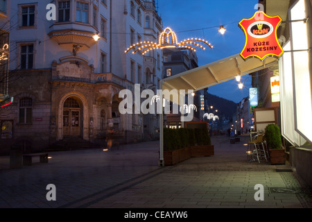 La cattura di inizio inverno sera a Karlovy Vary Carlsbad in Boemia occidentale, Repubblica Ceca Foto Stock