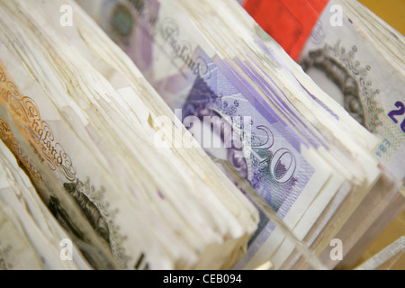 Dieci e venti pound note in contenitore Foto Stock