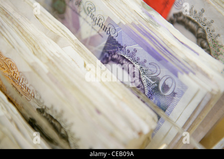 Dieci e venti pound note in contenitore Foto Stock