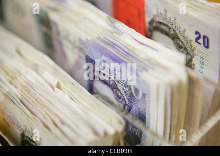 Dieci e venti pound note in contenitore Foto Stock