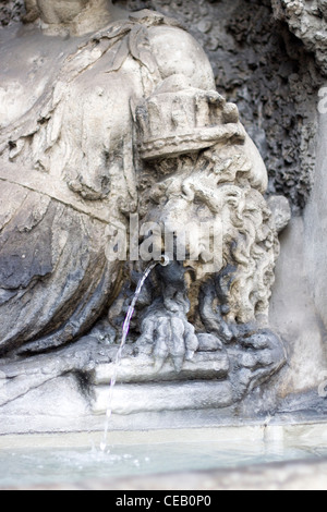 Facciata e fontana al angolo della chiesa della Santa Trinità commissionato dagli Spagnoli Ordine Trinitario di monaci Foto Stock