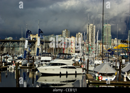 Grande yacht lasciando Granville Island Marina e mercato marittimo False Creek highrise appartamento residenziale torri West End Foto Stock