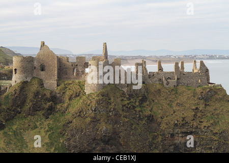 Rovine del castello costiero Irlanda. Le rovine del castello di Dunluce sulla Causeway Coast, Contea di Antrim Irlanda del Nord, Foto Stock