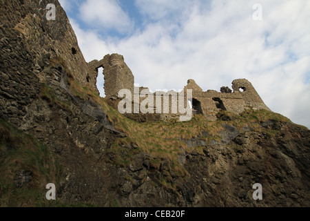 Le rovine di un castello clifftop, Dunluce Castle sulla costa di Causeway, County Antrim Irlanda del Nord, Foto Stock