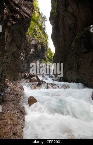 Una delle cascate di Partnach Gorge - Partnachklamm - a Garmisch-Partenkirchen in Baviera, Germania Foto Stock