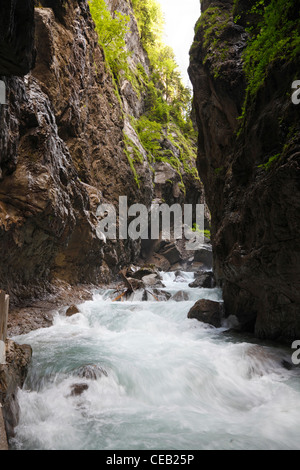 Acqua Bianca in prossimità di una delle cascate di Partnach Gorge - Partnachklamm - a Garmisch-Partenkirchen in Baviera, Germania Foto Stock