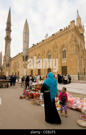 Al Hussein Moschea, presso l'entrata di Khan El Khalili Vecchio Cairo Egitto Foto Stock