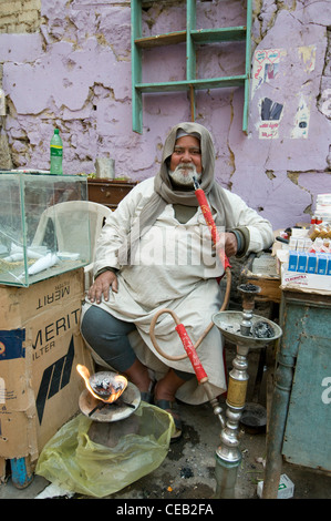 Uomo di fumare tubazione acqua centro cittadino del Cairo in Egitto Foto Stock