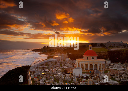 Sunrise over storica di Santa Maria Magdalena de Pazzis cimitero nella vecchia San Juan Portorico Foto Stock