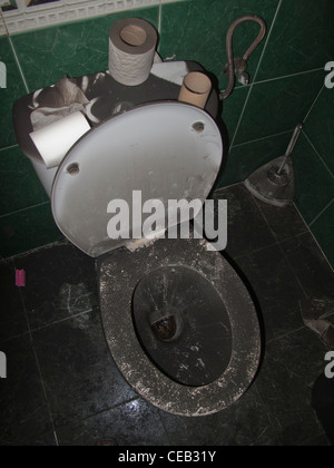 Sporco disgustoso wc bagno in una casa abbandonata, Spagna Foto Stock