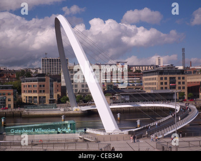 Gateshead Millennium Bridge. Sul fiume Tyne. Tyne and Wear. Il primo nel mondo e solo ponte inclinabile. Foto Stock