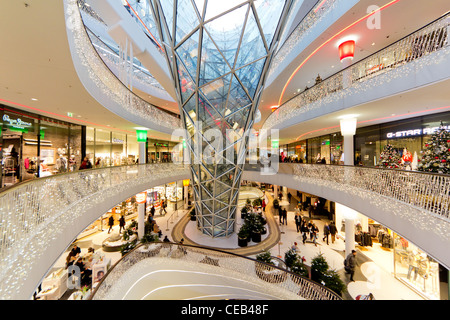 L'interno di MyZeil Shopping Mall a Francoforte in Germania Foto Stock