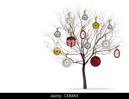 Un albero sterile con decorativi orologi vintage appeso delle filiali. Isolato su uno sfondo bianco Foto Stock